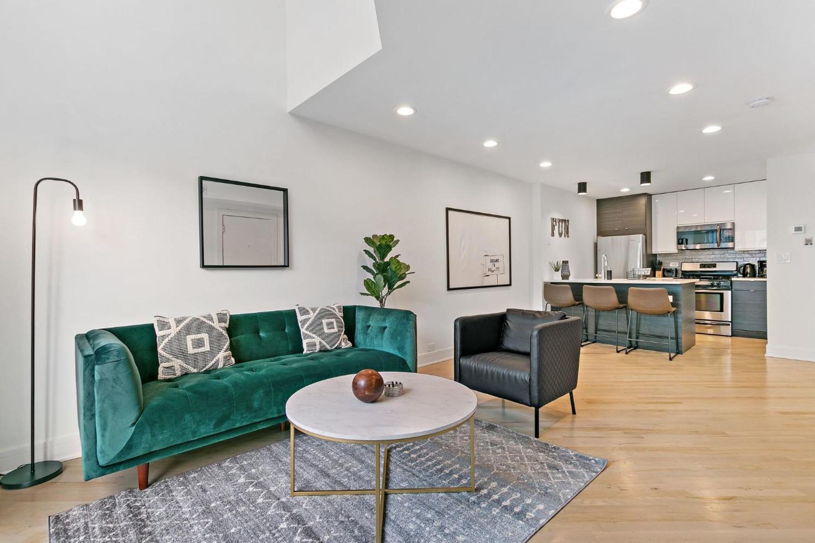 Cheerful Ambiance 1 BR Loft near Wrigley F Addison Main image 1